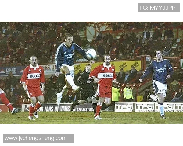 草根足球明星崛起之路：从街头小场到职业赛场的奋斗与梦想