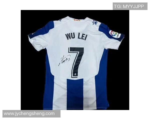 足球巨星亲笔签名珍藏版:回顾传奇瞬间与经典时刻的独特收藏价值 足球巨星亲笔签名珍藏版:回顾传奇瞬间与经典时刻的独特收藏价值