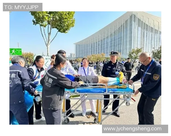 足球球星比赛中突然昏倒全场紧急救援引发健康隐忧 足球球星比赛中突然昏倒全场紧急救援引发健康隐忧